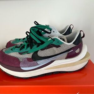 Nike x Sacai VaporWaffle "Villain Red/Neptune Green”